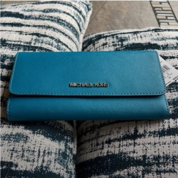 Jet Set Travel Large Trifold Wallet Leather - Picture 5 of 16